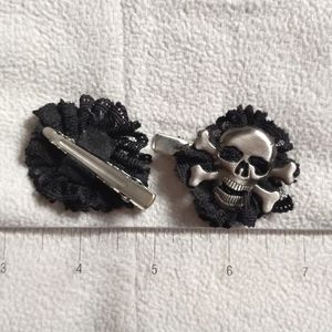 Skull and lace hair clips (2)